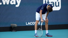 Медведев ложится на операцию. «Ролан Гаррос» и Уимблдон под угрозой?