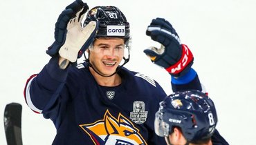 Николай Голдобин поздравляет Артема Земченка с заброшенной шайбой в ворота «Трактора».