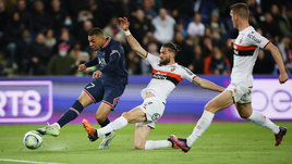 Мбаппе организовал пять голов, «Барселона» взлетела на второе место, Мхитарян выручил Моуринью