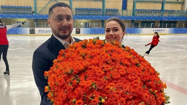 Алина Загитова (справа) с большим букетом роз. Алина Загитова (справа) с большим букетом роз.