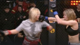 Дикий бой Даны Борисовой: била блогершу словно молотом, драла за волосы и победила