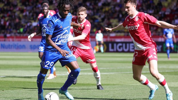 Исса Каборе (слева) против Александра Головина. Фото AFP Исса Каборе (слева) против Александра Головина. Фото AFP