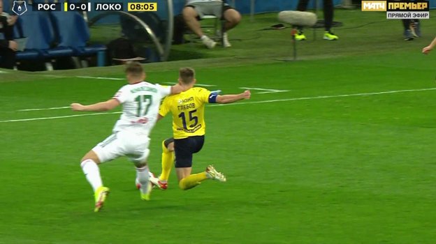 «Ростов» — «Локомотив»: Рифат Жемалетдинов ударил Данила Глебова локтем в голову. «Ростов» — «Локомотив»: Рифат Жемалетдинов ударил Данила Глебова локтем в голову.