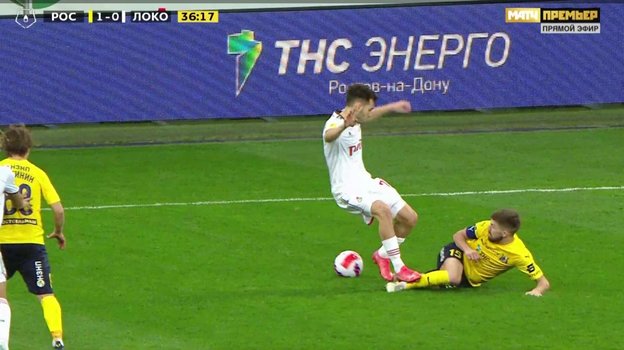 «Ростов» — «Локомотив»: фол Тикнизяна на Даниле Глебове. «Ростов» — «Локомотив»: фол Тикнизяна на Даниле Глебове.