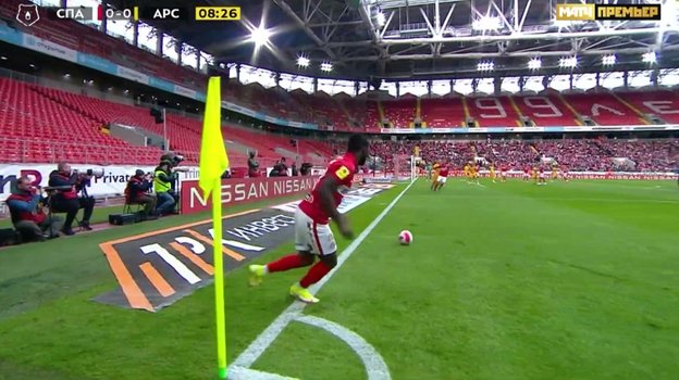 Виктор Мозес выполняет угловой удар. Виктор Мозес выполняет угловой удар.