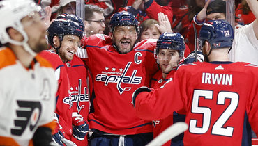 Александр Овечкин празднует гол с одноклубниками.