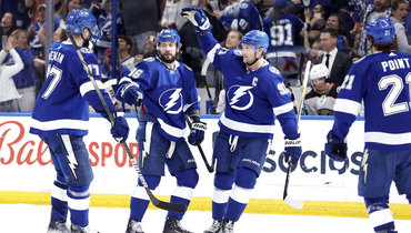 Хоккеисты «Тампы-Бэй» поздравляют Никиту Кучерова (86-й номер) с забитым голом.