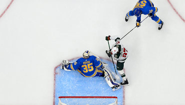 Форвард «Миннесоты» Кирилл Капризов атакует ворота в матче с «Сент-Луисом» (5:6 ОТ) 16 апреля в Сент-Луисе.