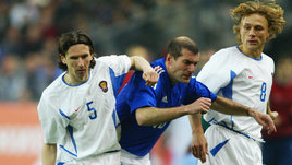 «Зидан — мужичок подловатый. Ударил Онопко сзади кулаком в почку». Как 20 лет назад Карпин бился c французами