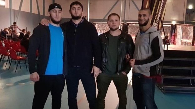 Артур Чимаев - второй слева. Фото - из соцсетей Артура Чимаева. Артур Чимаев - второй слева. Фото - из соцсетей Артура Чимаева.