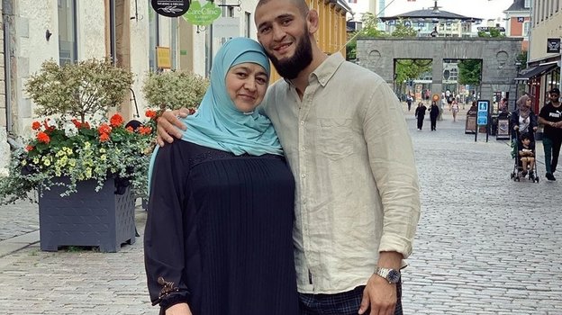 Хамзат с матерью. Фото - из соцсетей Чимаева. Хамзат с матерью. Фото - из соцсетей Чимаева.