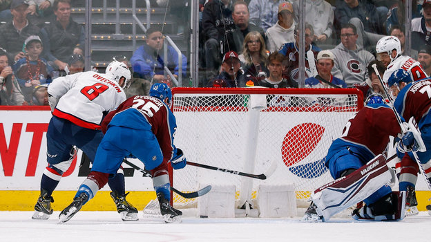 Александр Овечкин (№ 8) забивает гол в матче «Вашингтона» с «Колорадо» (3:2) в Денвере.