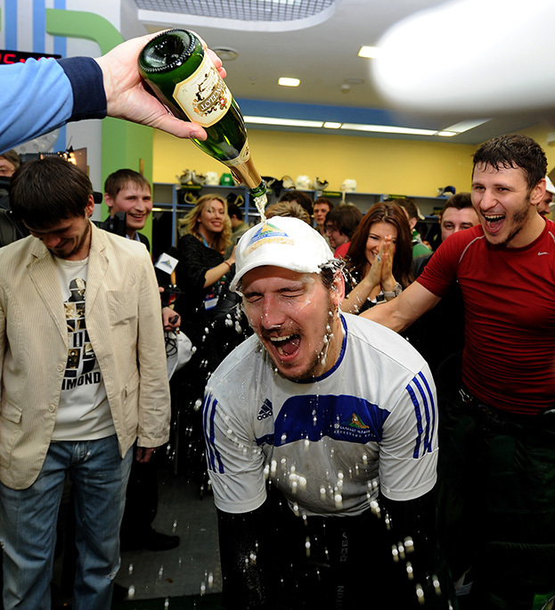 Игорь Григоренко принимает душ из шампанского после победы в Кубке Гагарина. Фото photo.khl.ru Игорь Григоренко принимает душ из шампанского после победы в Кубке Гагарина. Фото photo.khl.ru