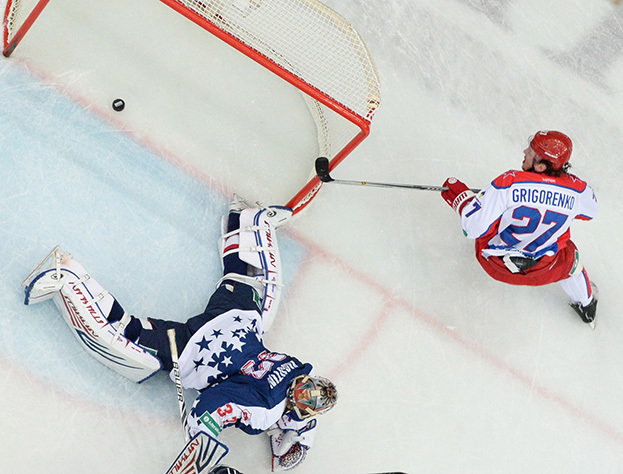 Игорь Григоренко забивает за ЦСКА. Фото photo.khl.ru Игорь Григоренко забивает за ЦСКА. Фото photo.khl.ru