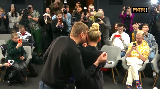 Ольга Бузова и Дмитрий Губерниев. Фото sportbox.ru Ольга Бузова и Дмитрий Губерниев. Фото sportbox.ru