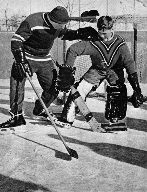 Виталий Ерфилов учит юного вратаря второй команды мальчиков ЦСКА Володю Кузнецова. Фото Григорий Ивановский Виталий Ерфилов учит юного вратаря второй команды мальчиков ЦСКА Володю Кузнецова. Фото Григорий Ивановский