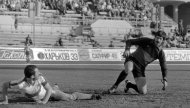 Владимир Пильгуй, выступавший за московское «Динамо», в 1982 году перешел в «Кубань». Противостояние с бывшим одноклубником Валерием Газзаевым.