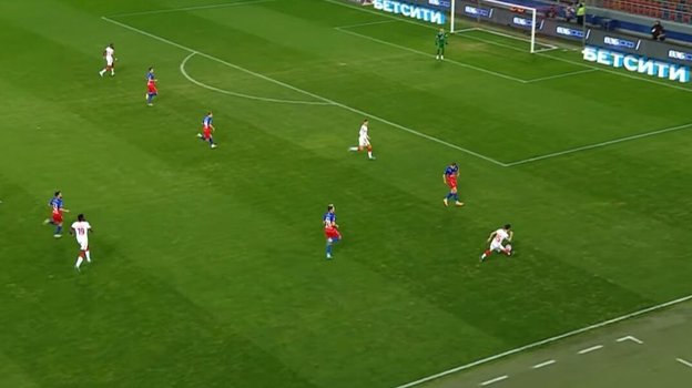 Эпизод матча ЦСКА — «Спартак» — 0:1. Удар Николсона. Эпизод матча ЦСКА — «Спартак» — 0:1. Удар Николсона.