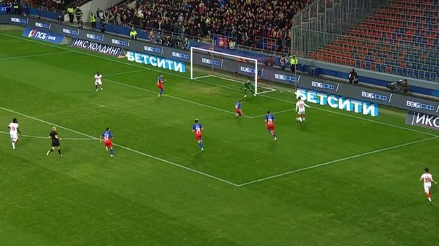 Эпизод матча ЦСКА — «Спартак» — 0:1. Удар Николсона. Эпизод матча ЦСКА — «Спартак» — 0:1. Удар Николсона.