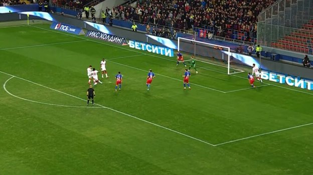 Эпизод матча ЦСКА — «Спартак» — 0:1. Удар Николсона. Эпизод матча ЦСКА — «Спартак» — 0:1. Удар Николсона.