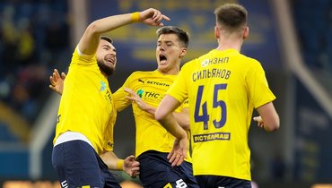 Игроки «Ростова» празднуют гол в ворота «Крыльев Советов».