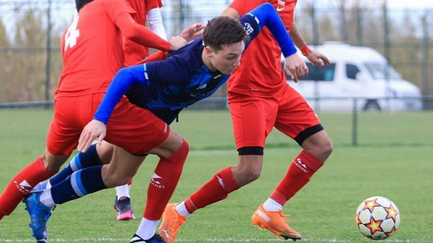 Артур Уваров в матче за молодежную команду киевского «Динамо». Фото из личного архива Артур Уваров в матче за молодежную команду киевского «Динамо». Фото из личного архива