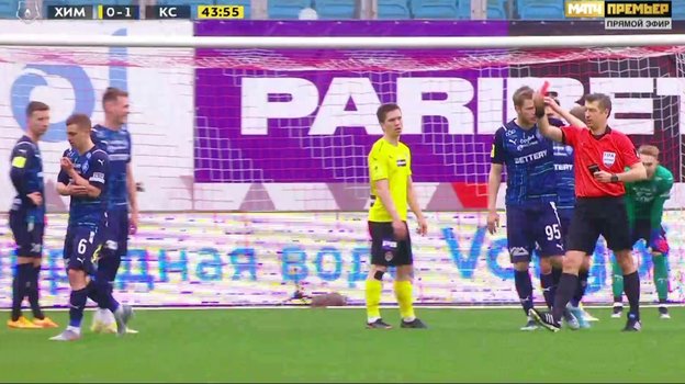 Арбитр показывает вторую желтую карточку игроку «Крыльев Советов» Денису Якубе. Арбитр показывает вторую желтую карточку игроку «Крыльев Советов» Денису Якубе.