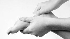 Судороги в ногах: причины, симптомы и профилактика