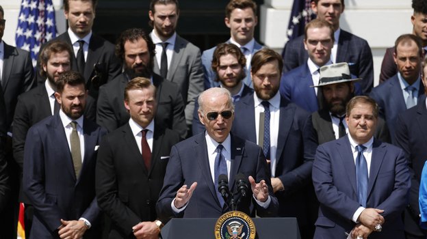 Президент США Джо Байден и игроки «Тампы».