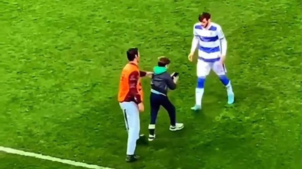 Хвича Кварацхелия делает селфи с болельщиком. Хвича Кварацхелия делает селфи с болельщиком.