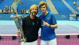 Побеждал Сафина и Агасси, играл в странном матче с Кафельниковым. Кто ведет Рублева к победе в турнире «Большого шлема»