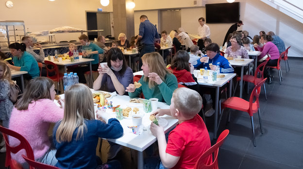 Благотворительная встреча с беженцами из Луганска и Мариуполя. Фото Елена Гредюшко Благотворительная встреча с беженцами из Луганска и Мариуполя. Фото Елена Гредюшко