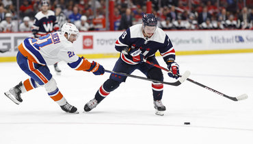 Защитник «Вашингтона» Дмитрий Орлов (№ 9) против Кайла Палмиери.