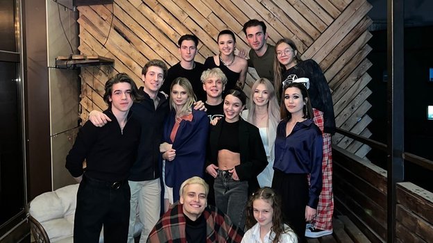 Камила Валиева с друзьями на вечеринке в честь своего 16-летия. Фото Соцсети Камилы Валиевой Камила Валиева с друзьями на вечеринке в честь своего 16-летия. Фото Соцсети Камилы Валиевой