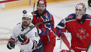 Форвард «Металлурга» Филипп Майе с игроками ЦСКА Никитой Нестеровым и Иваном Федотовым.