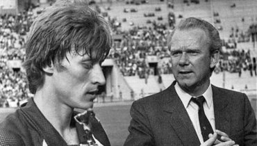 9 мая 1982 года. Москва. «Лужники». Финал Кубка СССР. «Торпедо» — «Динамо» К — 0:1. Старший тренер киевлян Валерий Лобановский и автор победного гола Сергей Балтача с трофеем.