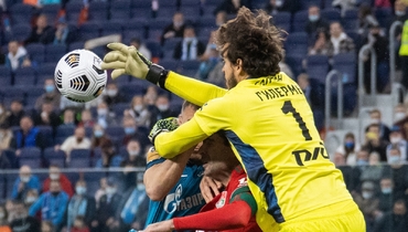 Гилерме борется за мяч в «золотом» матче «Зенита».