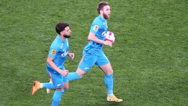 Иван Сергеев забивает в ворота «Локомотива».