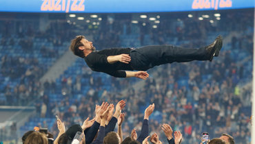 Футболисты качают главного тренера «Зенита» Сергея Семака после четвертой подряд победы в чемпионате России.