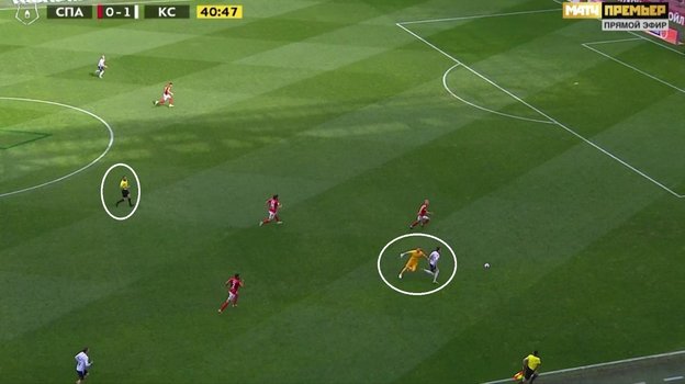 Голкипер «Спартака» выбежал за пределы штрафной площади. Голкипер «Спартака» выбежал за пределы штрафной площади.