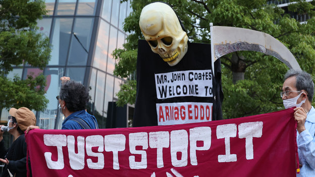 Послание Джону Коутсу от протестующих в Токио. Фото Global Look Press Послание Джону Коутсу от протестующих в Токио. Фото Global Look Press