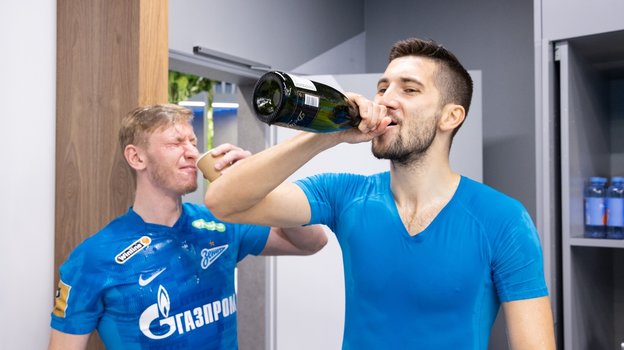 Дмитрий Чистяков и Алексей Сутормин в раздевалке «Зенита» после победы в чемпионате России. Фото ФК «Зенит» Дмитрий Чистяков и Алексей Сутормин в раздевалке «Зенита» после победы в чемпионате России. Фото ФК «Зенит»