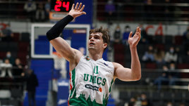 Хорватский баскетболист взял восемь собак из приюта и ведет УНИКС к чемпионству