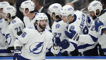 Форвард «Тампы-Бэй» Никита Кучеров празднует заброшенную шайбу.