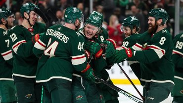 Форвард «Миннесоты» Кирилл Капризов (в центре) празднует заброшенную шайбу с партнерами.