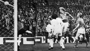 21 апреля 1982. Льеж. Стад де Склессин. Кубок кубков. 1/2 финала. 2-й матч. «Стандард» (Льеж) — «Динамо» (Тбилиси) — 1:0. Йосеф «Йос» Дарден забивает гол в ворота Отара Габелия.