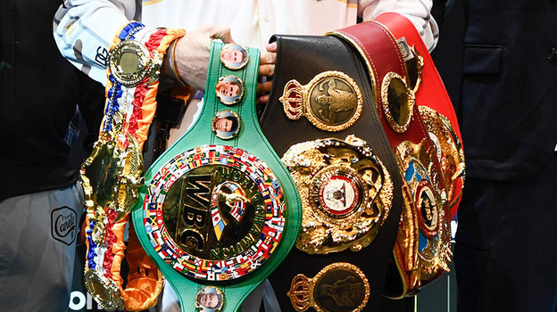 Чемпионские пояса Сауля Альвареса. Фото AFP Чемпионские пояса Сауля Альвареса. Фото AFP