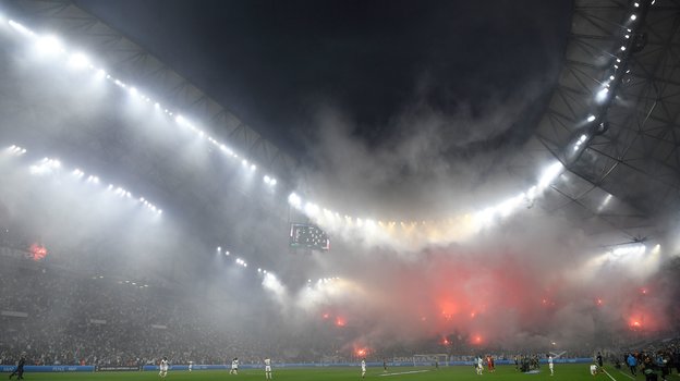 Файершоу болельщиков «Марселя» с надписью «УЕФА — мафия». Фото AFP Файершоу болельщиков «Марселя» с надписью «УЕФА — мафия». Фото AFP