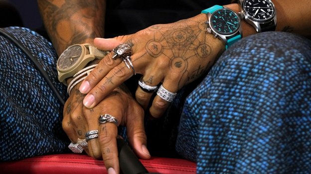 Украшения на руках Льюиса Хэмилтона во время пресс-конференции. Фото Reuters Украшения на руках Льюиса Хэмилтона во время пресс-конференции. Фото Reuters