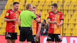 Судейское безобразие в Туле: не удалены два игрока «Арсенала», ВАР вмешался четыре раза